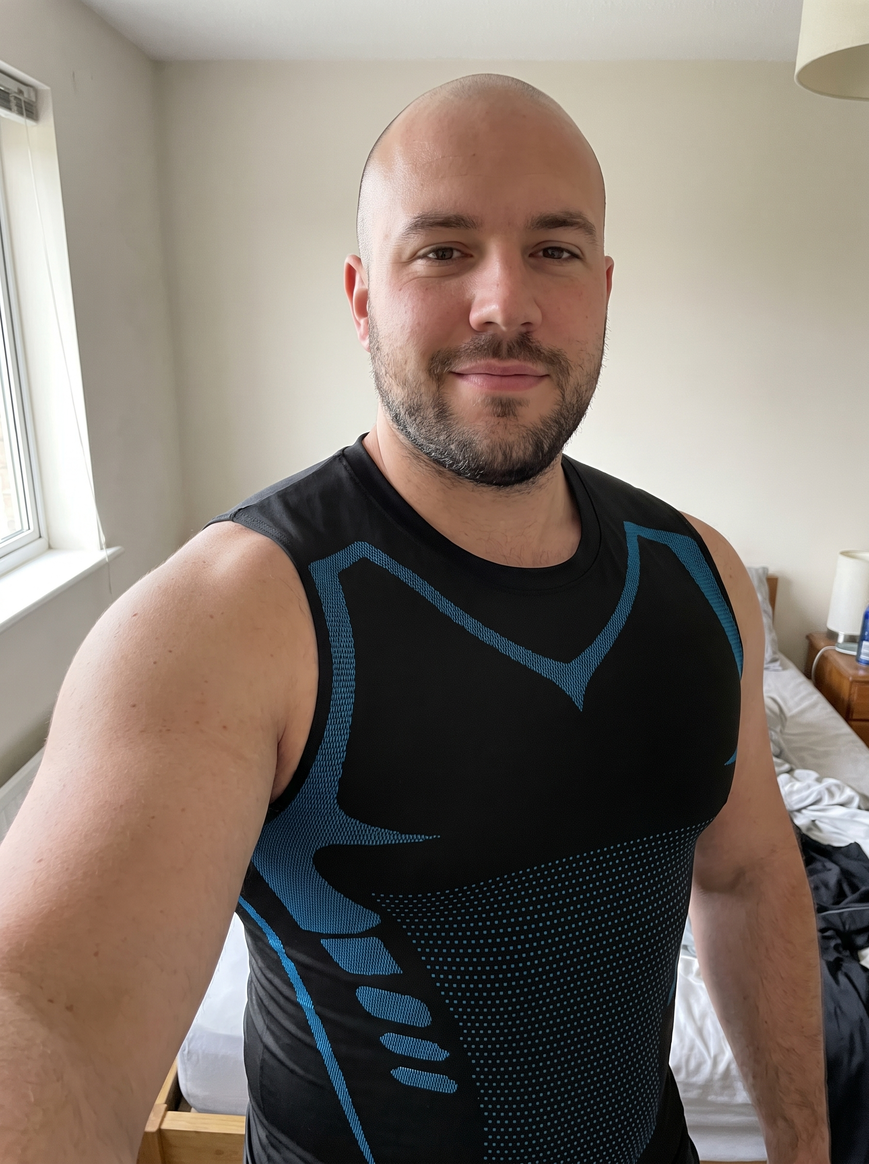 Verified customer with a flat athletic chest in the Veilor compression tank